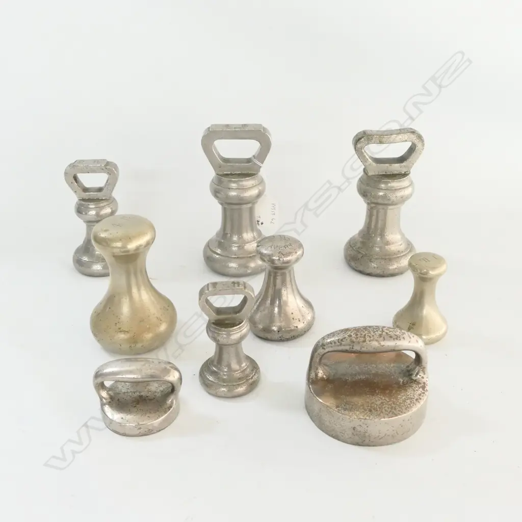 9 VARIOUS PLATED BRASS WEIGHTS (BELL & HANDLED SHAPES) Image 1++